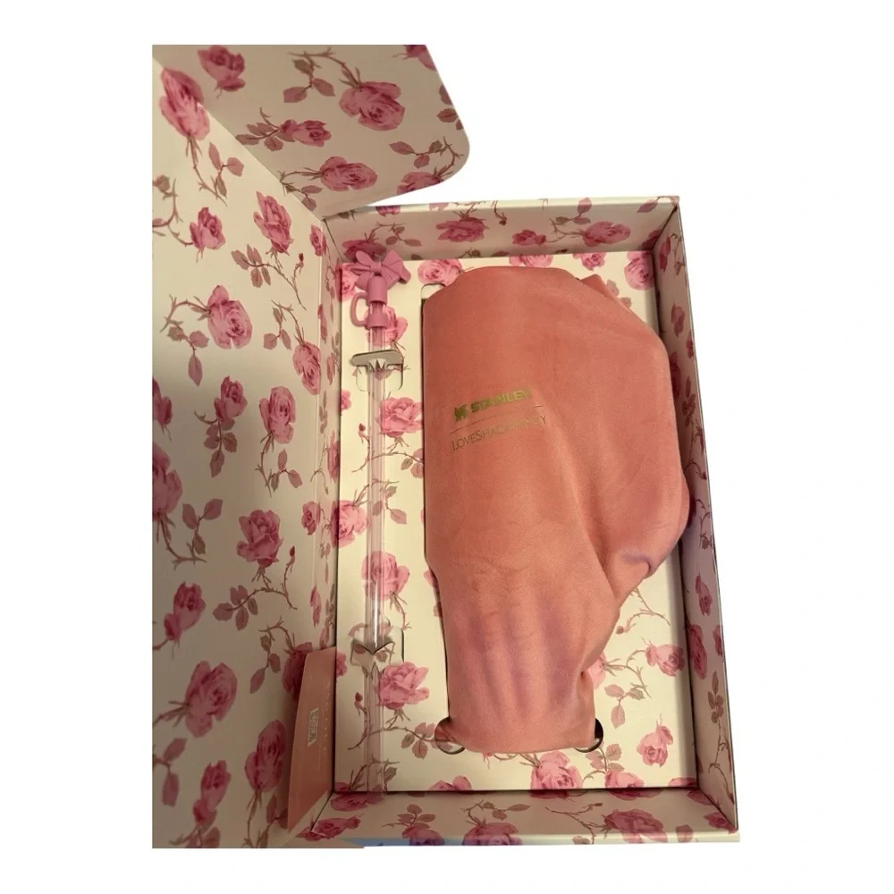 40oz Stanley x LoveShackFancy Limited Edition Tumbler Ribbon Rosa AUTHENTIC NWB - Picture 4 of 11